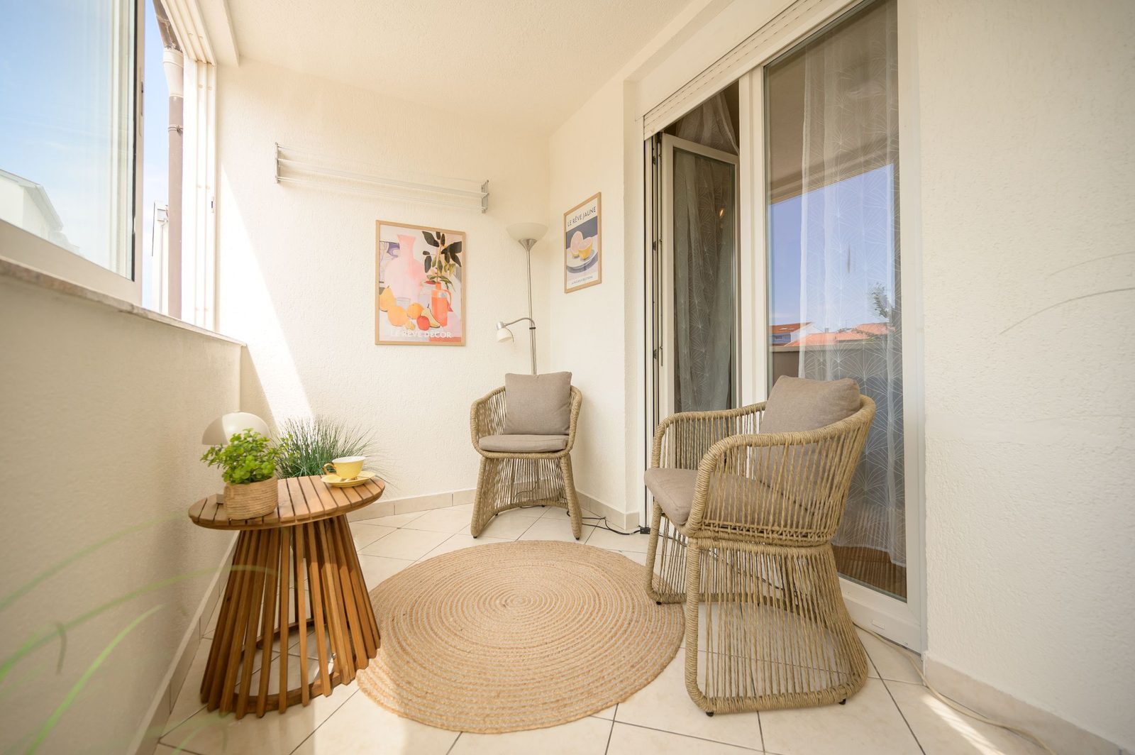 Enclosed loggia with seating